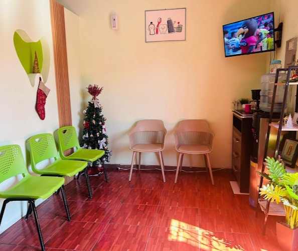 Recepción y sala de espera de Clínica Odontológica Alvarado