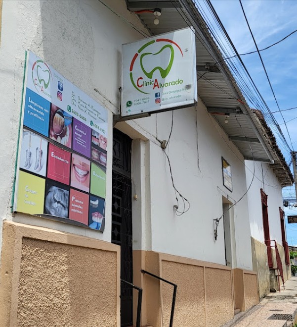 Interior de la Clínica Odontológica Alvarado en Usulután